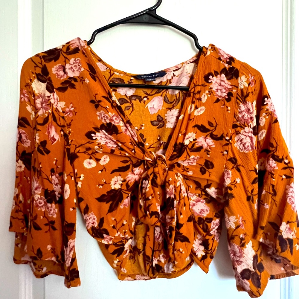 American Eagle crop top! Worn 1-2 times max. Super cute and comfortable!